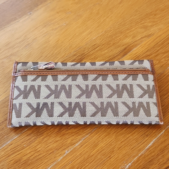 Michael Kors Austin Flap Wallet - Picture 5 of 9